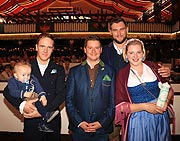 getauft im Marstall Festzelt: Leo Kratzsch ist die Sohn von Steven Kraztsch (Mi.) und Vanessa Kinzler (Re.), vom "Poffertjes" Stand auf dem Oktoberfest(©Foto: Martin Schmitz)